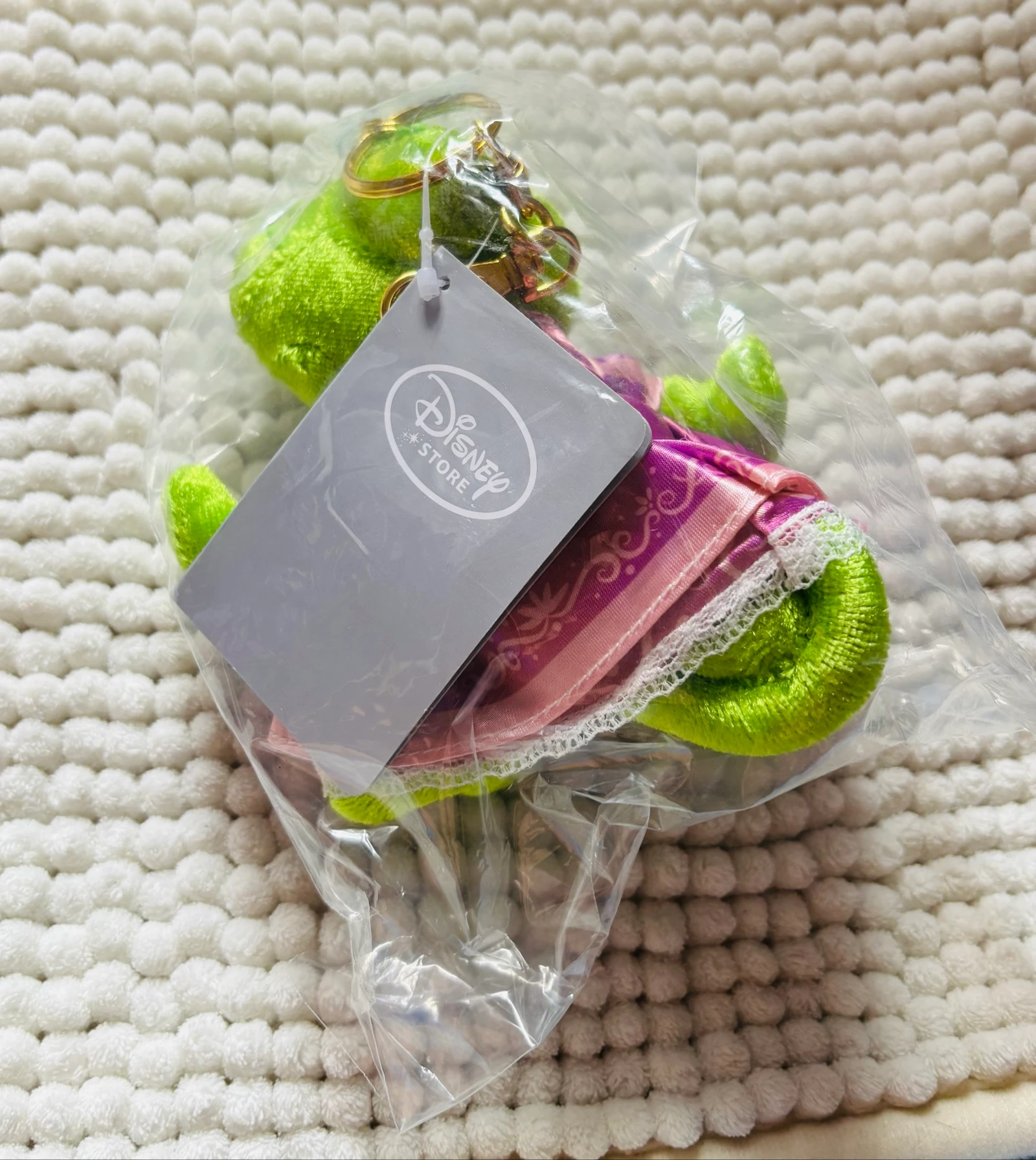 Peluche llavero Pascal en vestido de Rapunzel – photo 2